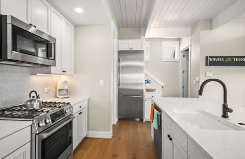 Port Aransas Cabina | Resort Pools, Pet Friendly, Golf Cart Boardwalk to the Beach