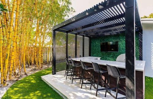 Imperial Point Casa | Resort Style Backyard Heated Pool Hot Tub Fire Pit