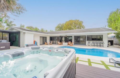Imperial Point Casa | Resort Style Backyard Heated Pool Hot Tub Fire Pit