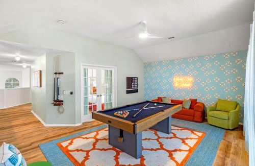 Lake Dallas Casa | Resort Style Backyard Pool Pickleball Court