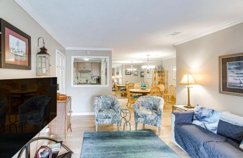 Demere Park Apartamento | Resort-Style Condo in St Simons about 1 Mi to Pier!