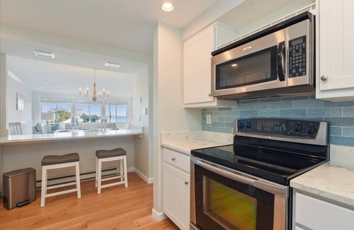 West Harwich Condominio | Resort-Style Condo with Water Views, Private Beach-Ideal for Long Stays!