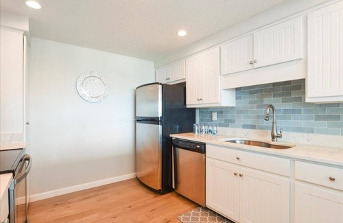 West Harwich Condominio | Resort-Style Condo with Water Views, Private Beach-Ideal for Long Stays!