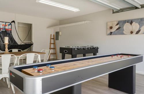 Plano Casa | Resort-Style Pool Home Games, BBQ and Near Downtown