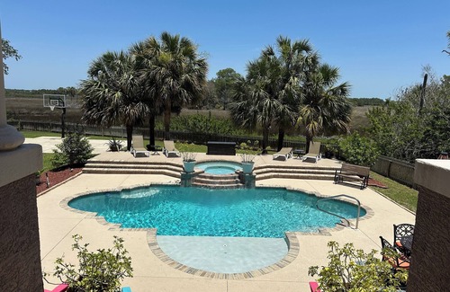 Dixie Shores Casa | Resort Style Pool, Dock, Pickleball, Kayaks, + so much more!