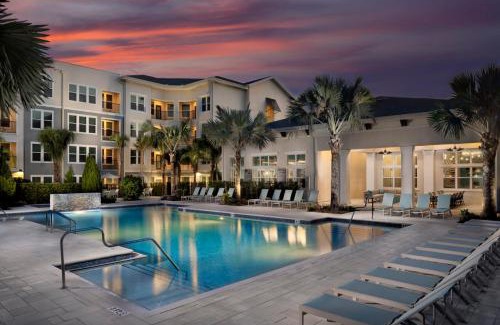 Temple Terrace Apartamento | Resort Style - POOL View - HOTUB - Moffitt - Pet - Mid Term Rental - Gated - Gym - Wifi - USF - Elevators - Long Stay - WT1