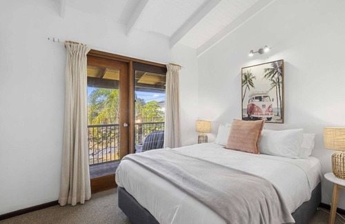 Korora Casa | Resort Style Pool, Walk to Beach, Pool House, Pet-Friendly