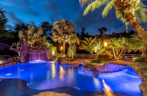 Greater Northdale Casa | Paso en el sur de la vida con una piscina estilo resort con un río perezoso y gruta!