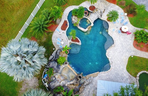 Greater Northdale Casa | Paso en el sur de la vida con una piscina estilo resort con un río perezoso y gruta!