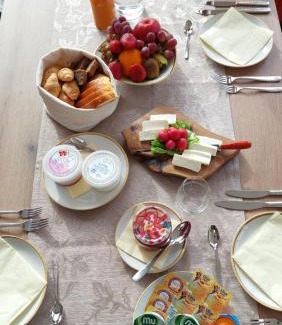 Metlika Cama Y Desayuno | Resort Village Majer