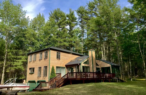 Moultonborough Casa | Descanse y relájese en un entorno privado con mucho espacio para la familia y los amigos.