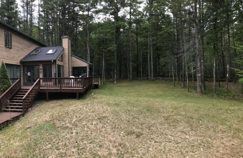 Moultonborough Casa | Descanse y relájese en un entorno privado con mucho espacio para la familia y los amigos.