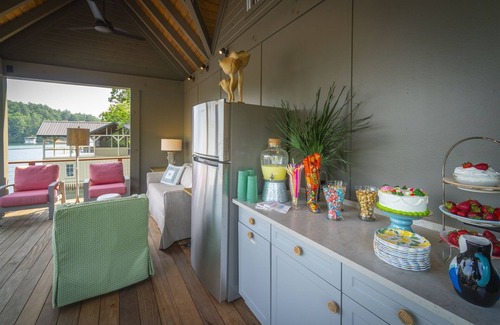 Tiger Casa | Rest Ashored - Fantastic Lake Burton home 250 yard walk/ride to lake &