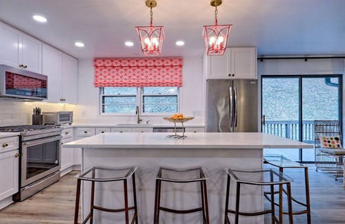 Tiger Casa | Rest Ashored - Fantastic Lake Burton home 250 yard walk/ride to lake &