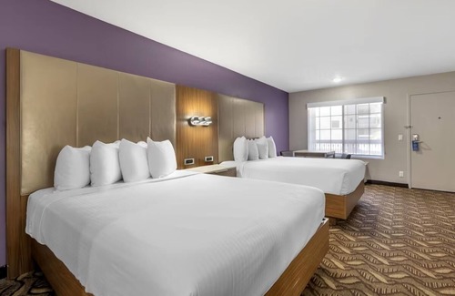 Inglewood Hotel | Rest Easy With Mood Lighting in Cozy Room Near Santa Monica Beach