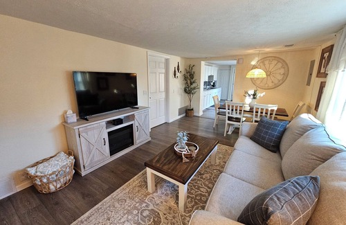 Huber Heights Otro | Rest Haven Farmhouse: Cozy 2BR on 3-acres, family-friendly, near attractions
