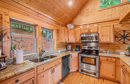 Bostic Cabina | Rest S'more! Mountain View and HOT TUB!