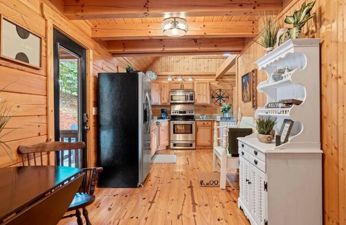 Bostic Cabina | Rest S'more! Mountain View and HOT TUB!