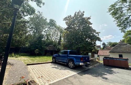 London Borough of Bromley Apartamento | Restful Break 2 BR Woods Cottage 2 Acre Garden gated free Parking