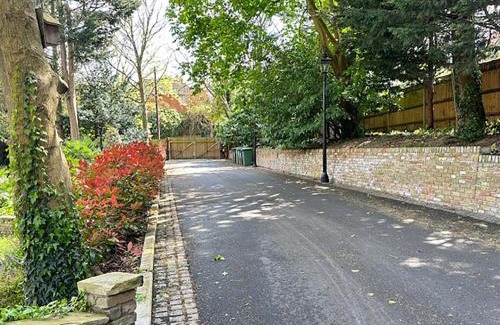 London Borough of Bromley Apartamento | Restful Break 2 BR Woods Cottage 2 Acre Garden gated free Parking