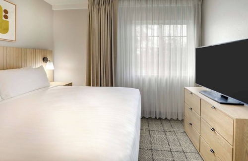 Doral Hotel | Restful Stay in Doral | Pool, Gym, Free Parking, BBQ, Pet-friendly!