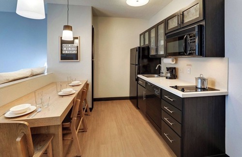 Doral Hotel | Restful Stay in Doral | Pool, Gym, Free Parking, BBQ, Pet-friendly!