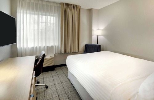 Doral Hotel | Restful Stay in Doral | Pool, Gym, Free Parking, BBQ, Pet-friendly!