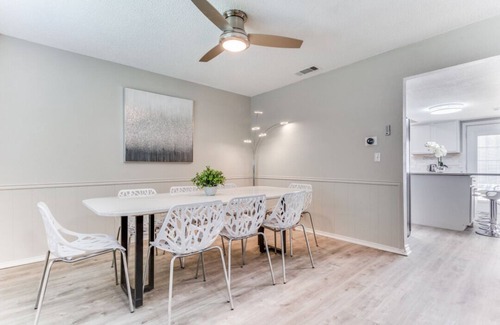 Richardson Casa | Reston NEW Bright, Airy Home w/ In Ground Pool & Grill