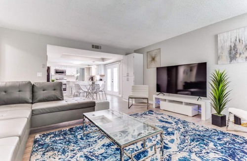 Richardson Casa | Reston NEW Bright, Airy Home w/ In Ground Pool & Grill