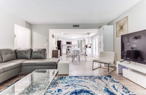 Richardson Casa | Reston NEW Bright, Airy Home w/ In Ground Pool & Grill