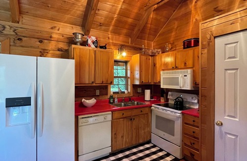 Landrum Cabina | Restoration Station-2 BR/2 Ba Log Cabin on10-ac sheep farm, see also VRBO2023701