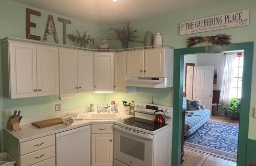 Berkeley Springs Casa | Restored 1870s 4BR, 2.5 bath, formal dining, in the heart of Berkeley Springs