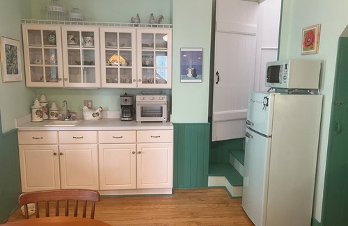 Berkeley Springs Casa | Restored 1870s 4BR, 2.5 bath, formal dining, in the heart of Berkeley Springs