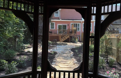 Berkeley Springs Casa | Restored 1870s 4BR, 2.5 bath, formal dining, in the heart of Berkeley Springs