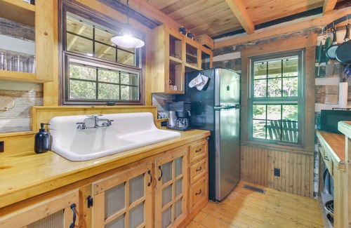 Peaks Cabina | Restored Buchanan Log Cabin on 9-Mile Creek!