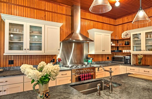 Saranac Lake Casa | Restaurada casa histórica frente al lago con vistas panorámicas