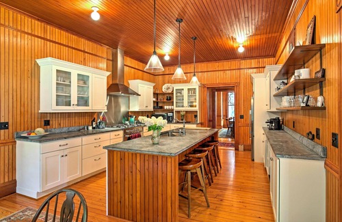 Saranac Lake Casa | Restaurada casa histórica frente al lago con vistas panorámicas