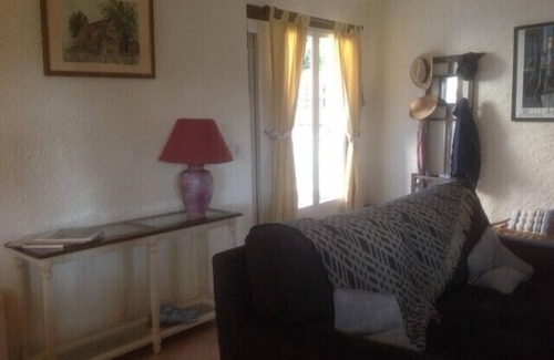 Rayet Casa | Casa restaurada con piscina privada y vistas a la colina arbolada y un pequeño lago