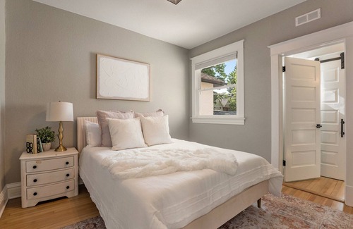 Congress Park Casa | Restored town home, easy walk to restaurants and parks