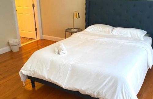 West Philadelphia Casa | Retired Newly Renovated Guest Rooms near Transportation