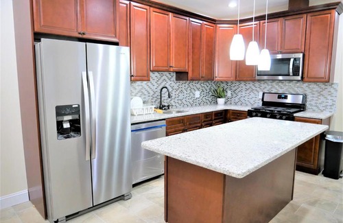 West Philadelphia Casa | Retired Newly Renovated Guest Rooms near Transportation