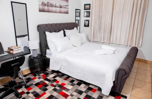 Lusaka Apartamento | Retreat Aparthotel-Garden-Solar-Wi-Fi -Firepit-Park-carport