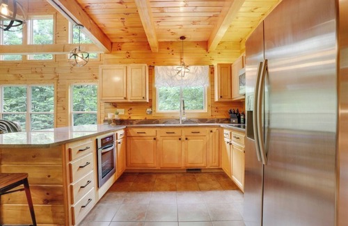 Hallsville Cabina | Retreat at the Cave - Hocking Hills Cabin