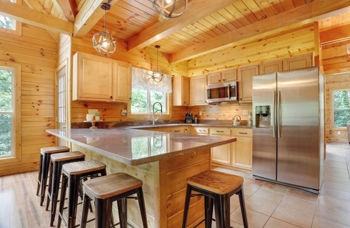 Hallsville Cabina | Retreat at the Cave - Hocking Hills Cabin