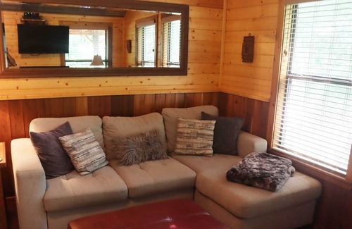 Brenham Cabina | Retreat Cabin features a Private Hot Tub at Scenic Hill Retreat