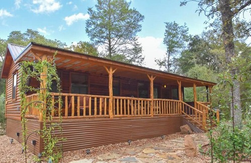 Brenham Cabina | Retreat Cabin features a Private Hot Tub at Scenic Hill Retreat