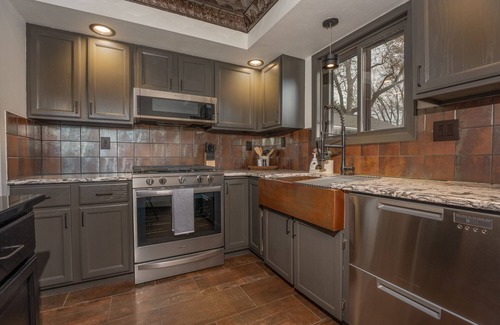 Clear Lake Cabina | Retreat in Clear Lake, Iowa - GARAGE HANGOUT - Half block from Lake!
