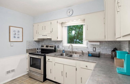 Peoria Heights Casa | Retreat on Rouse: Cozy 2BD Bursting with Color