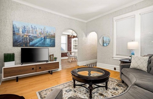 Peoria Heights Casa | Retreat on Rouse: Cozy 2BD Bursting with Color