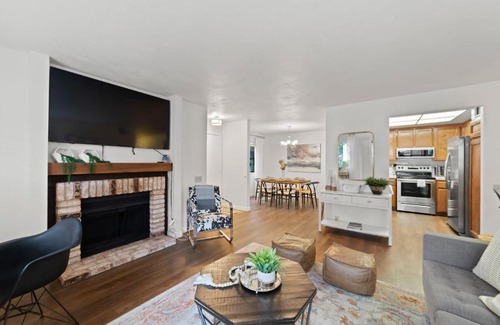 Arden-Arcade Apartamento | Retreat to a Charming and Trendy Apartment